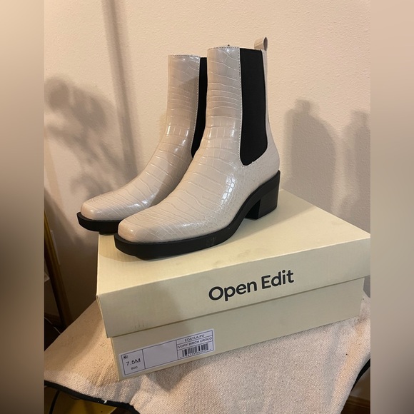 Ivory/black Open Edit Chelsea Booties - Picture 2 of 6